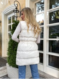 Подовжена жіноча демісезонна жилетка млочного кольору 34827