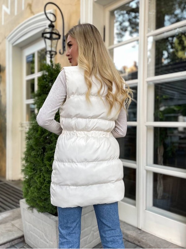 Подовжена жіноча демісезонна жилетка млочного кольору 34827