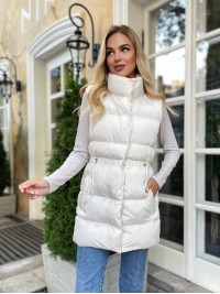 Подовжена жіноча демісезонна жилетка млочного кольору 34827