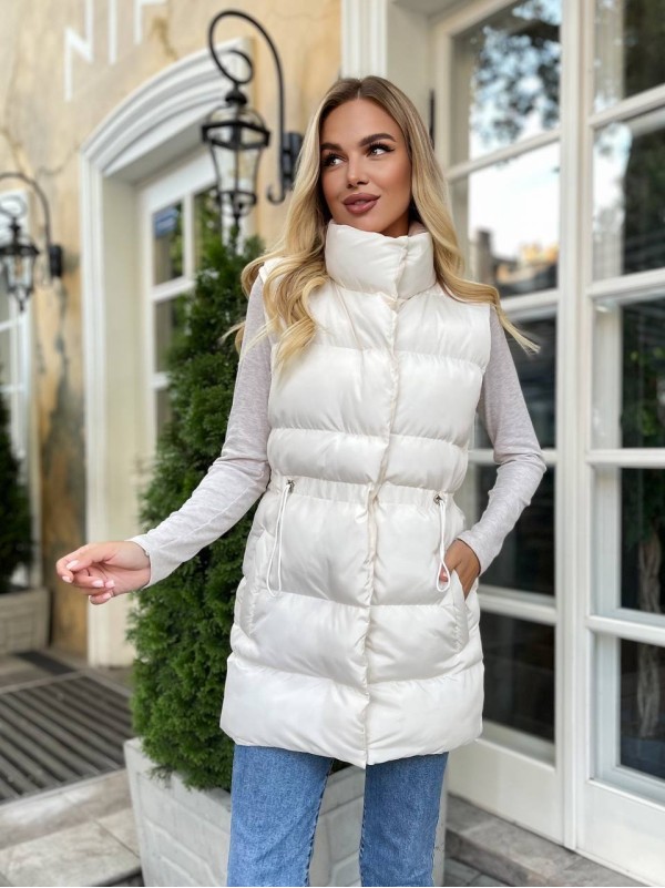 Подовжена жіноча демісезонна жилетка млочного кольору 34827