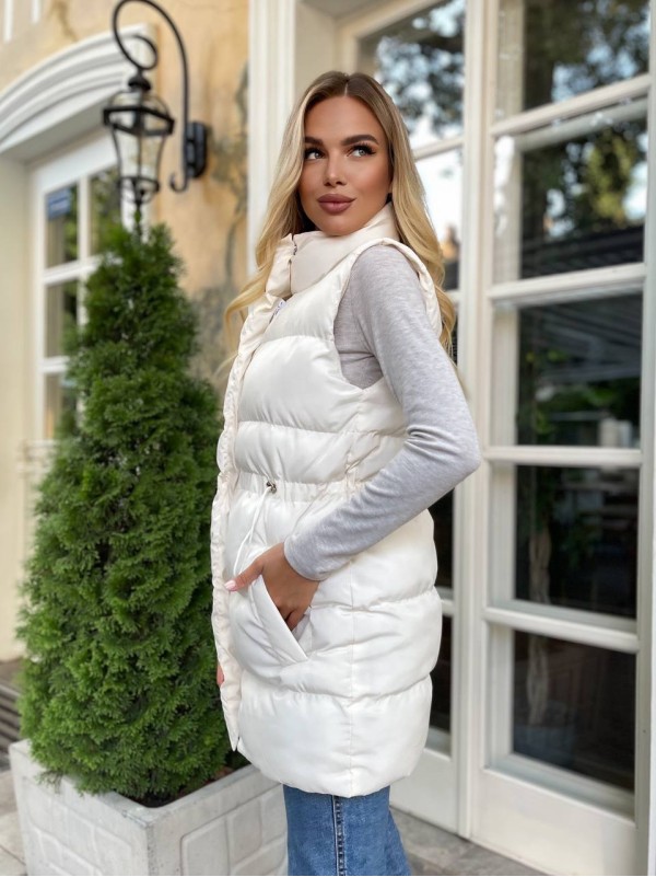 Подовжена жіноча демісезонна жилетка млочного кольору 34827