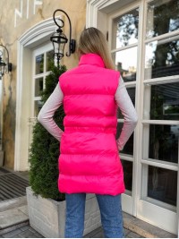 Подовжена жіноча демісезонна жилетка малинового кольору 34828