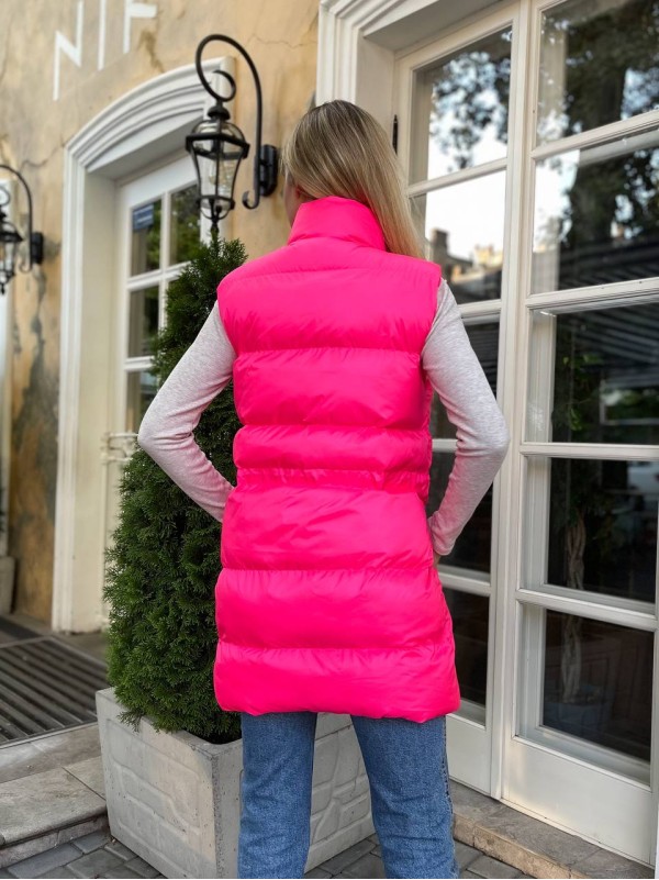 Подовжена жіноча демісезонна жилетка малинового кольору 34828