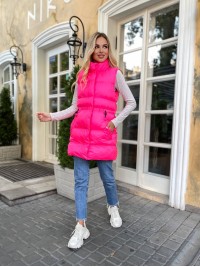 Подовжена жіноча демісезонна жилетка малинового кольору 34828