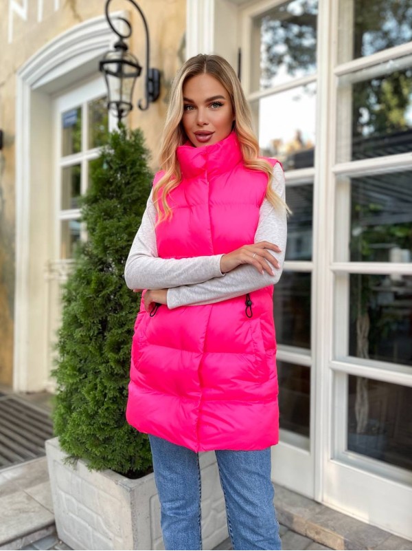 Подовжена жіноча демісезонна жилетка малинового кольору 34828