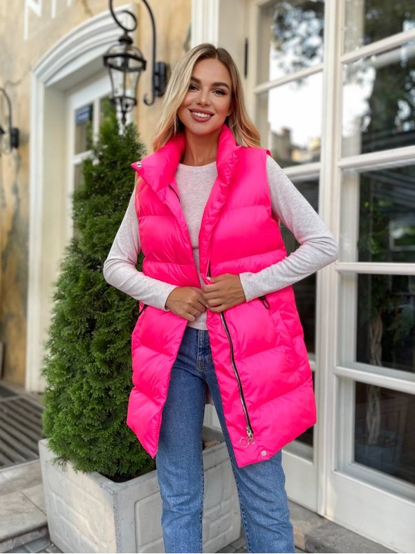 Подовжена жіноча демісезонна жилетка малинового кольору 34828