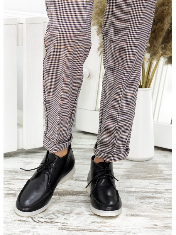 Жіночі короткі шкіряні черевики чорного кольору 34833