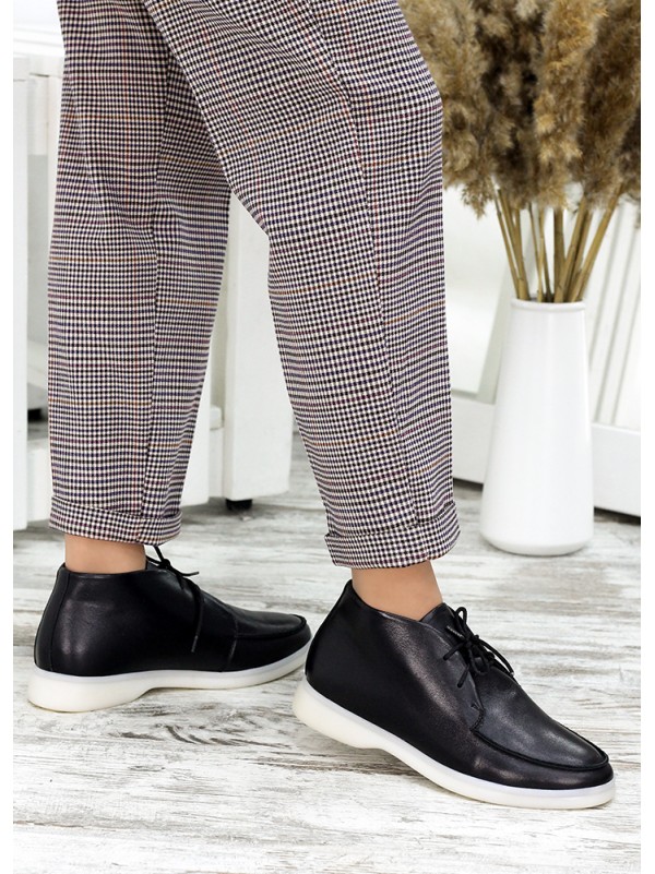 Жіночі короткі шкіряні черевики чорного кольору 34833