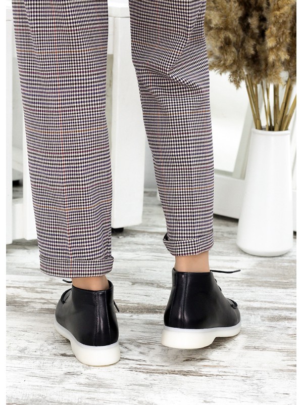 Жіночі короткі шкіряні черевики чорного кольору 34833