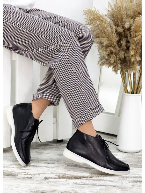 Жіночі короткі шкіряні черевики чорного кольору 34833