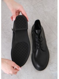 Жіночі короткі шкіряні черевики чорного кольору на шнурівці 34834