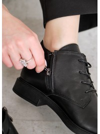 Жіночі короткі шкіряні черевики чорного кольору на шнурівці 34834