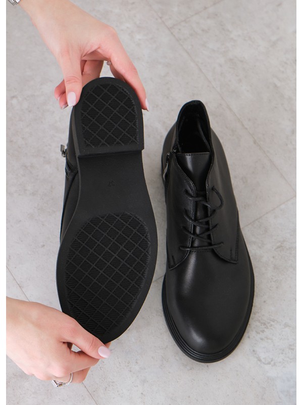 Жіночі короткі шкіряні черевики (байка) чорного кольору на шнурівці 34835