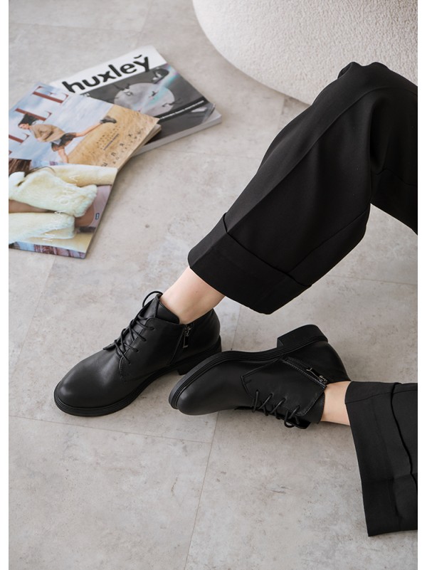 Жіночі короткі шкіряні черевики (байка) чорного кольору на шнурівці 34835
