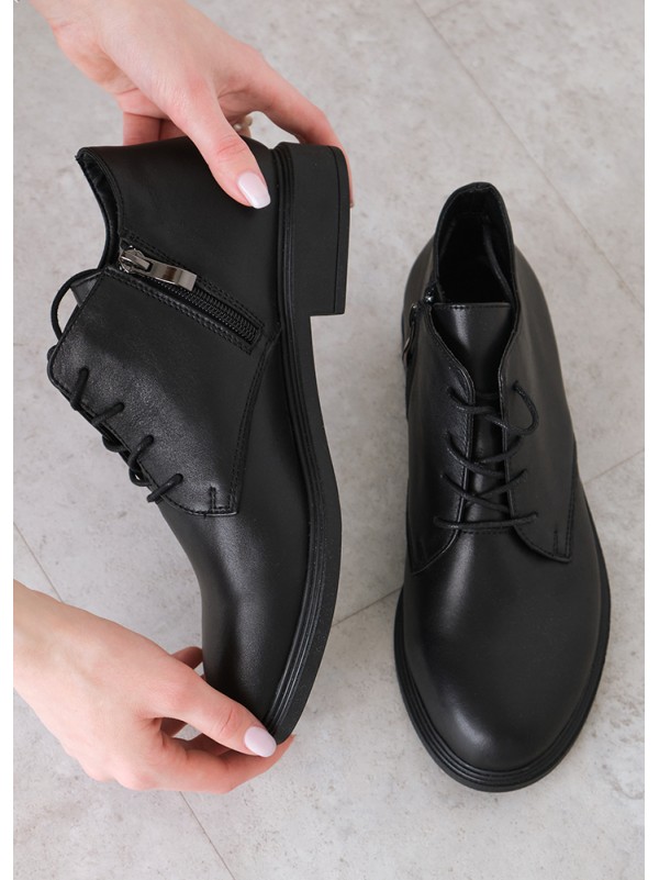 Жіночі короткі шкіряні черевики (байка) чорного кольору на шнурівці 34835