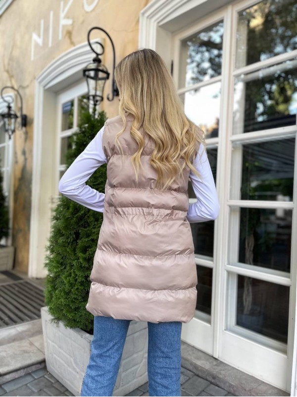 Подовжена жіноча демісезонна жилетка бежевого кольору 34843