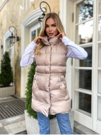 Подовжена жіноча демісезонна жилетка бежевого кольору 34843