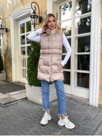 Подовжена жіноча демісезонна жилетка бежевого кольору 34843