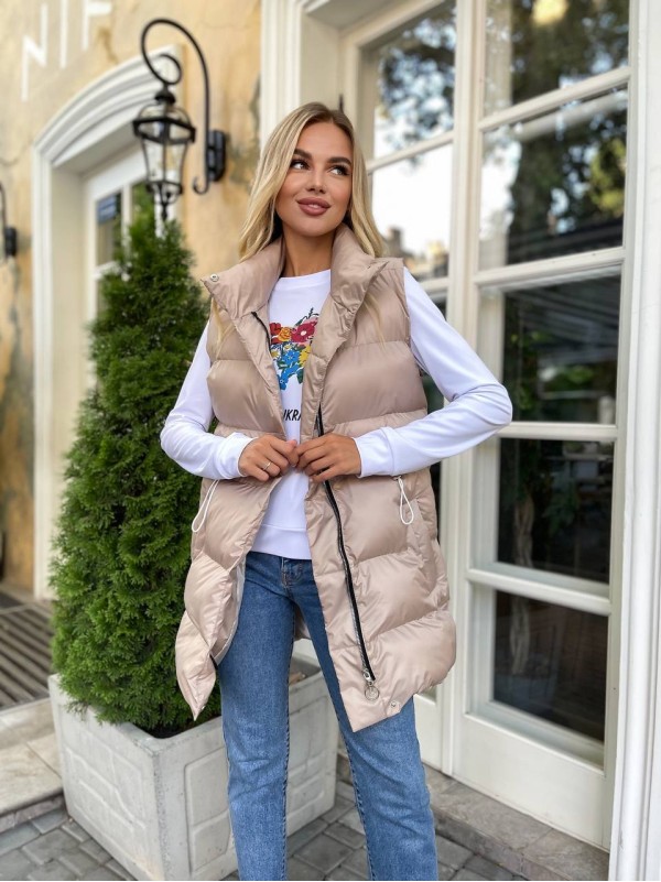 Подовжена жіноча демісезонна жилетка бежевого кольору 34843