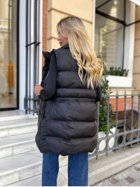 Подовжена жіноча демісезонна жилетка чорного кольору 34846