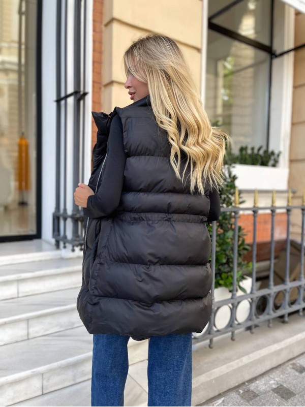Подовжена жіноча демісезонна жилетка чорного кольору 34846