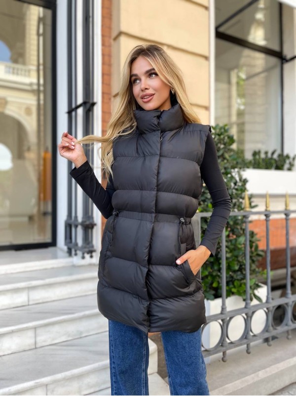 Подовжена жіноча демісезонна жилетка чорного кольору 34846