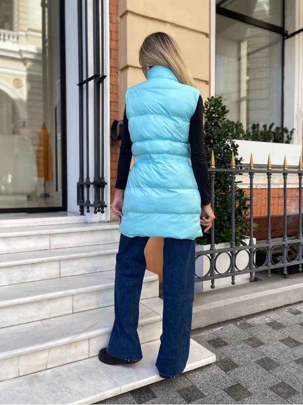 Подовжена жіноча демісезонна жилетка блакитного кольору 34847