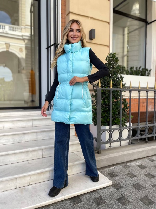 Подовжена жіноча демісезонна жилетка блакитного кольору 34847