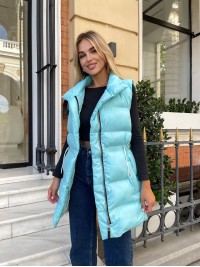 Подовжена жіноча демісезонна жилетка блакитного кольору 34847