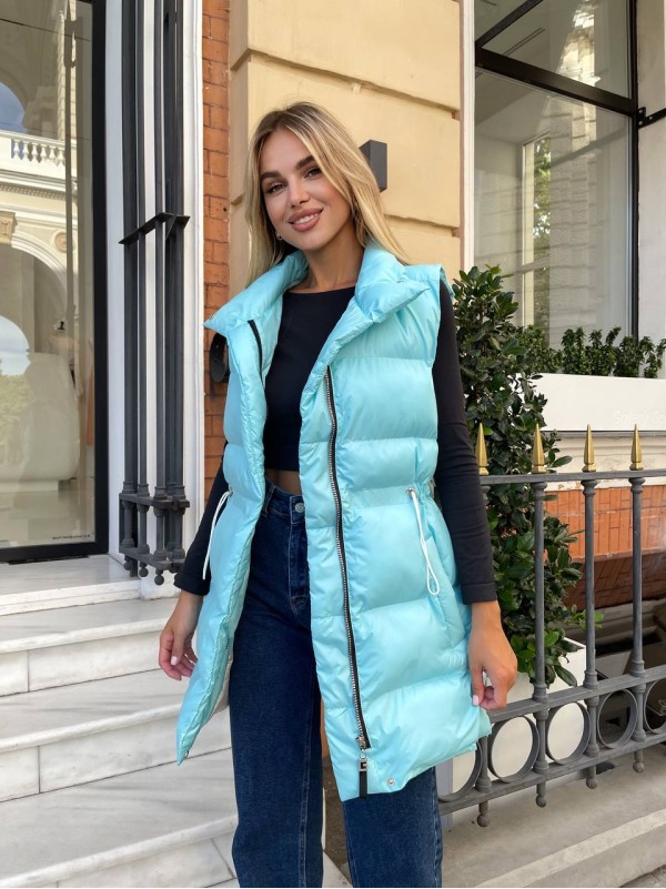Подовжена жіноча демісезонна жилетка блакитного кольору 34847