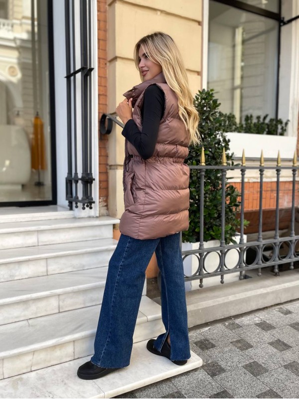 Подовжена жіноча демісезонна жилетка кавового кольору 34848