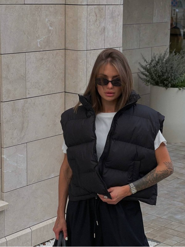 Жіноча демісезонна жилетка вiльного крою чорного кольору 34853