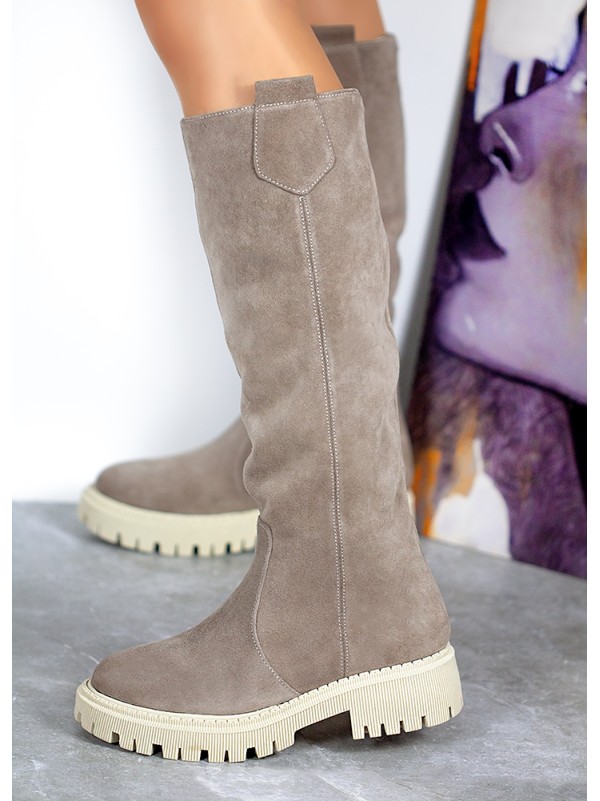 Жіночі чоботи з натуральної замші (Байка) бежевого кольору 34862