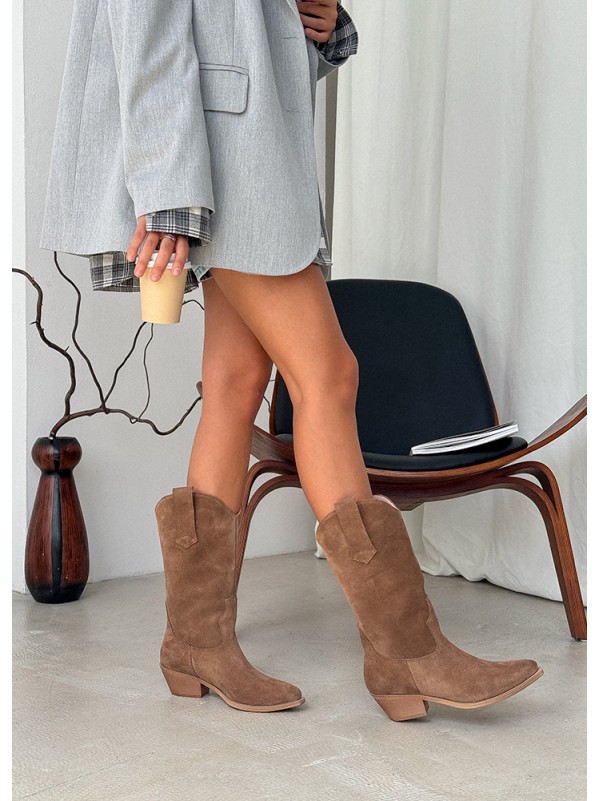 Жіночі чоботи козаки з натуральної замші (Байка) коричневого кольору 34874