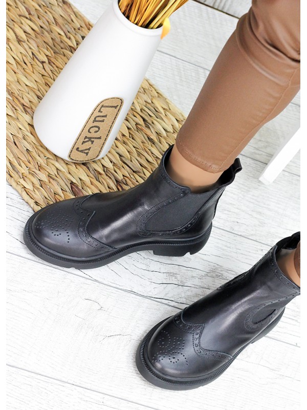 Жіночі шкіряні черевики (байка) чорного кольору 34875