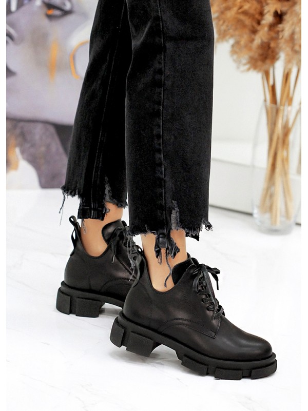 Жіночі шкіряні черевики на шнурівці чорного кольору 34896