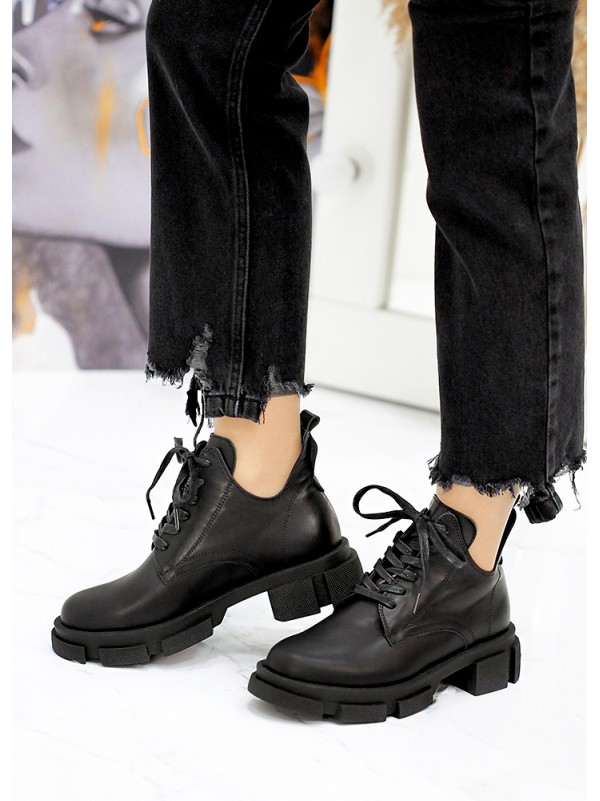 Жіночі шкіряні черевики на шнурівці чорного кольору 34896