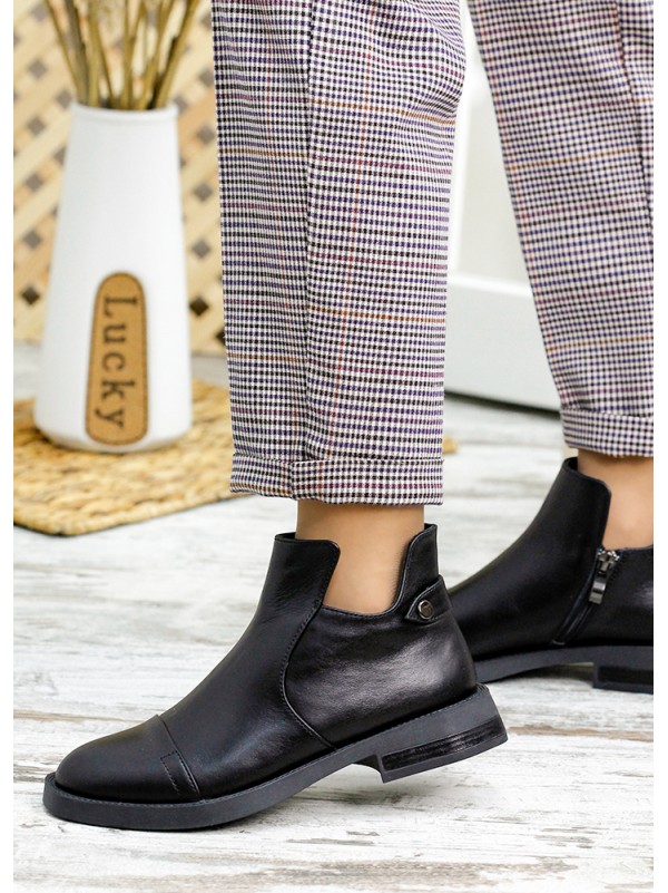 Жіночі шкіряні короткі черевики на байці чорного кольору 34897