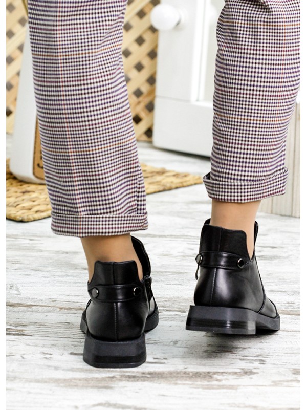 Жіночі шкіряні короткі черевики на байці чорного кольору 34897