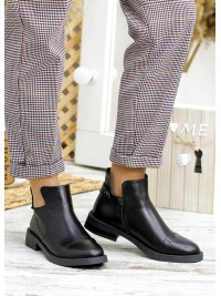 Жіночі шкіряні короткі черевики на байці чорного кольору 34897