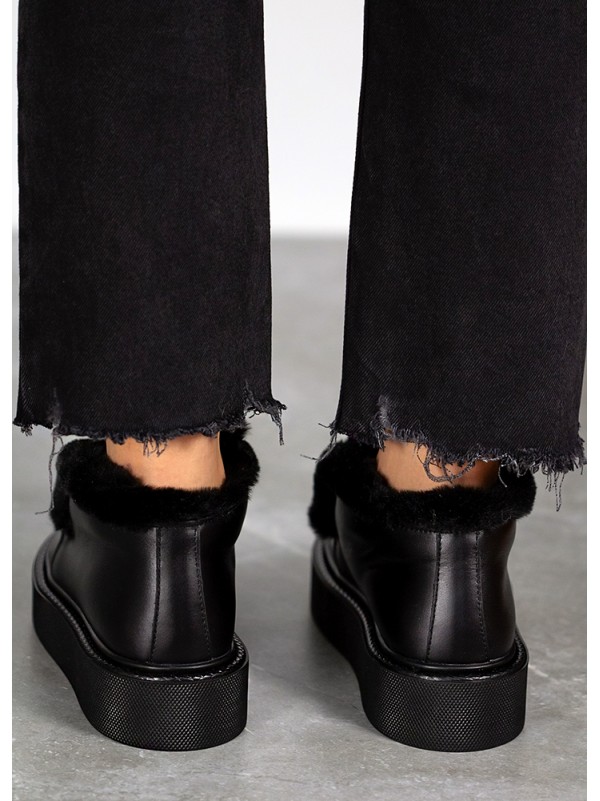 Жіночі шкіряні короткі черевики (хутро) чорного кольору 34901