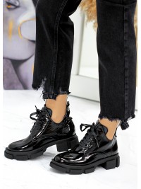 Жіночі короткі черевики лак шкіра чорного кольору 34902