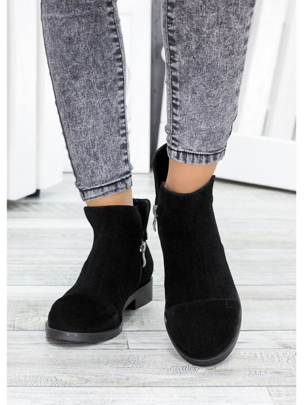 Жіночі замшеві короткі черевики на байці чорного кольору 34915