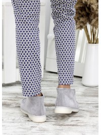 Жіночі замшеві короткі черевики на байці сірого кольору 34923