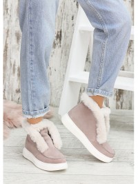 Жіночі замшеві короткі черевики (хутро) пудрового кольору 34924