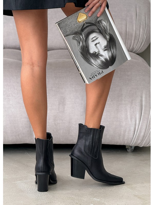 Жіночі шкіряні черевики козаки (хутро) чорного кольору 34926