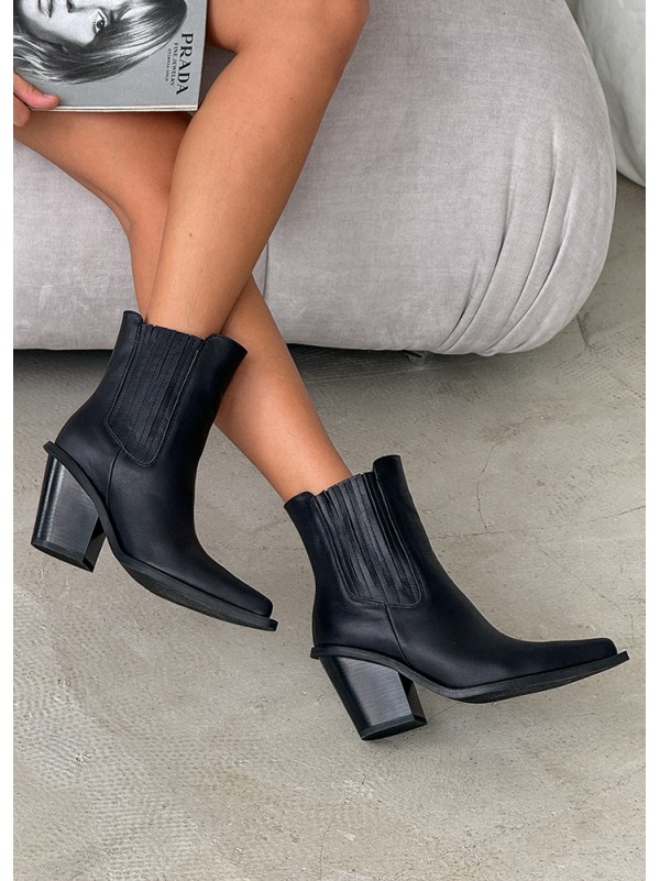 Жіночі шкіряні черевики козаки (байка) чорного кольору 34927