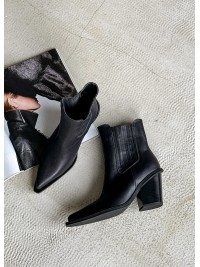 Жіночі шкіряні черевики козаки (байка) чорного кольору 34927