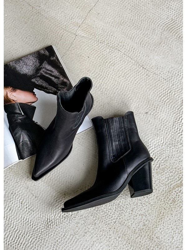 Жіночі шкіряні черевики козаки (байка) чорного кольору 34927