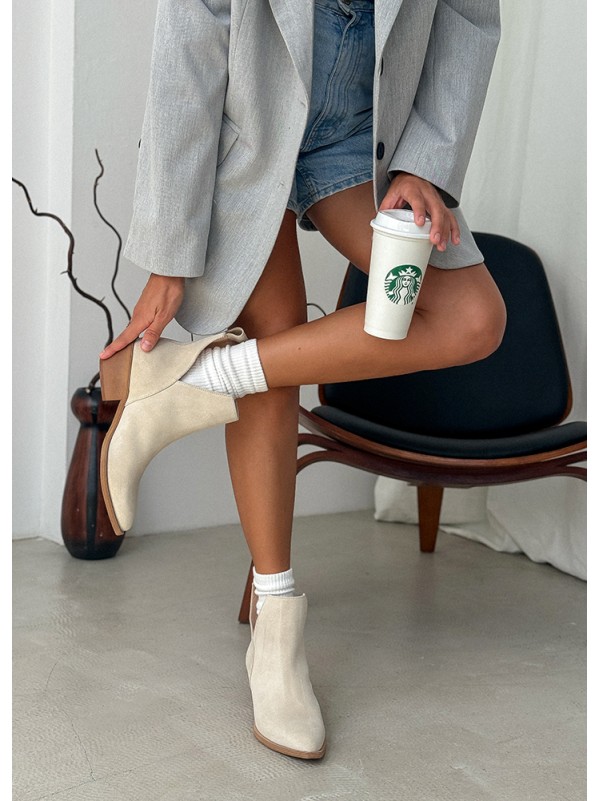 Жіночі замшеві черевики козаки (байка) бежевого кольору 34931